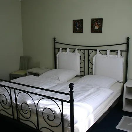Bed & Kitchen *