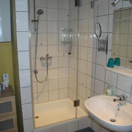 Bed & Kitchen *