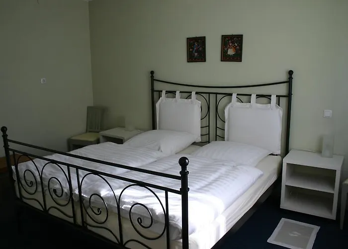 Bed & Kitchen *