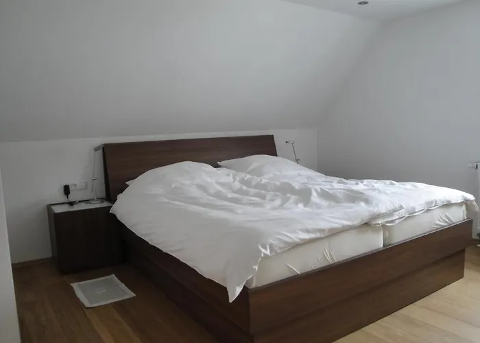 Bed & Kitchen
